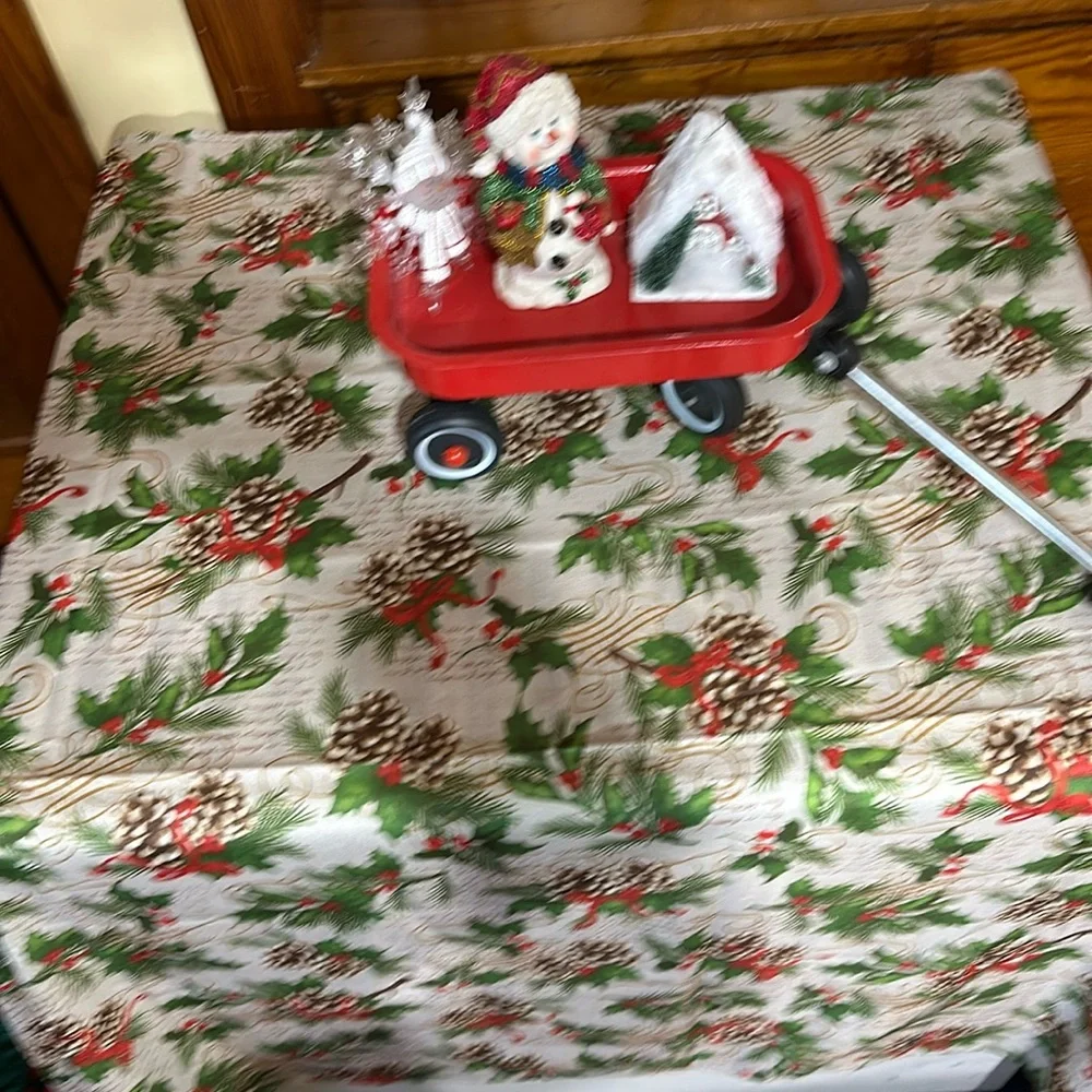 Tablecloth 52”x70” rectangular, pinecones Holly & ribbon & gold scrolling EUC